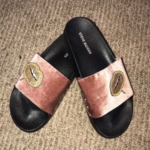 STEVE MADDEN VELVET SLIDES SIZE 8!